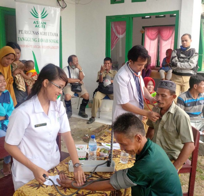 Warga yang mendapatkan pengobatan gratis dari PT RAU.
